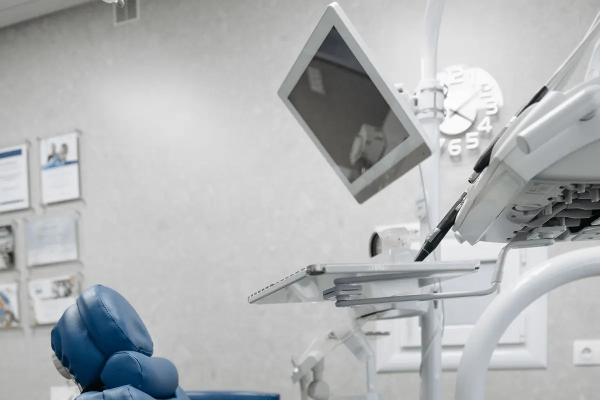 Cadeira odontológica da Clínica Modelo pronta para o atendimento