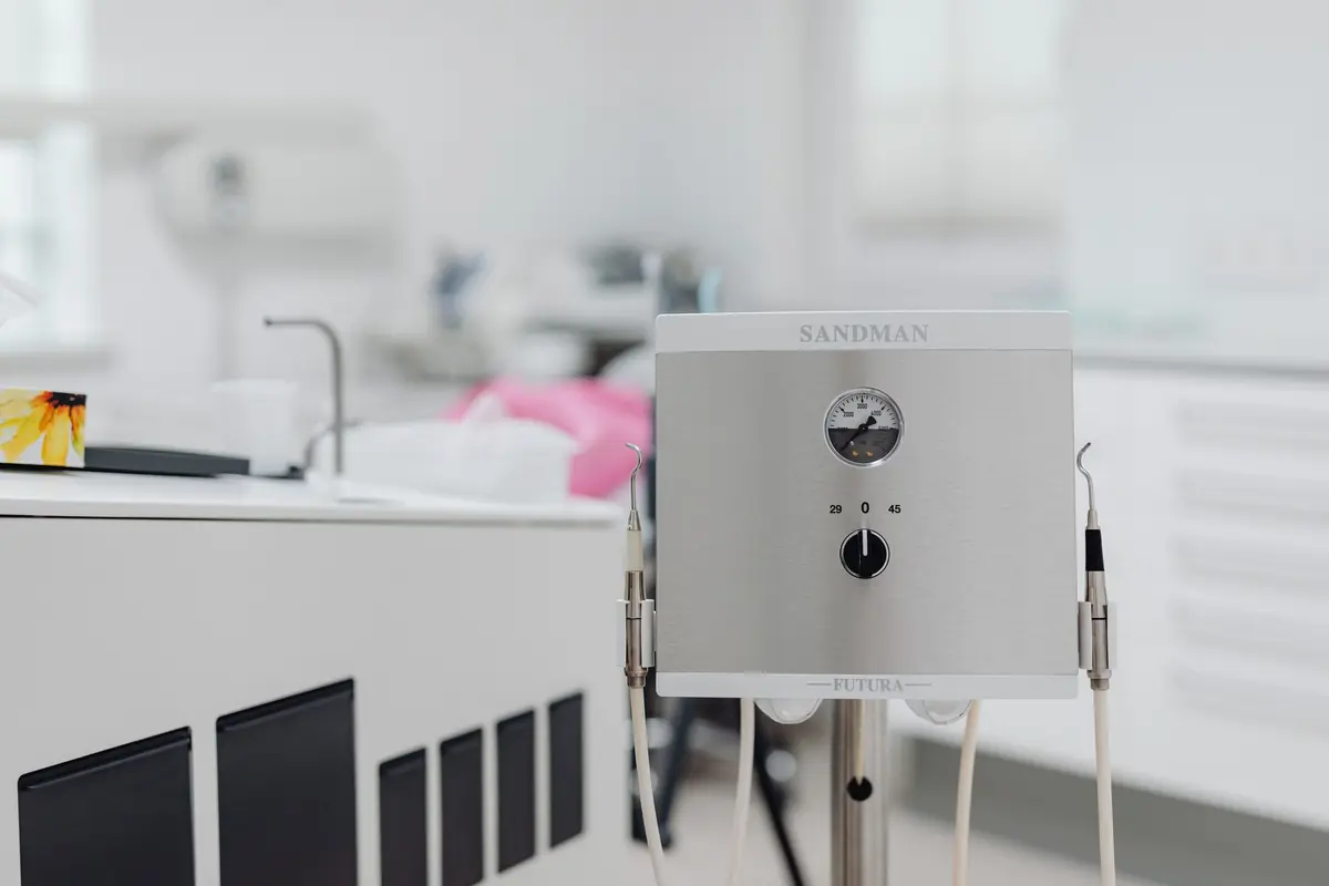 Equipamento odontológico da Clínica Modelo em sala clara e organizada
