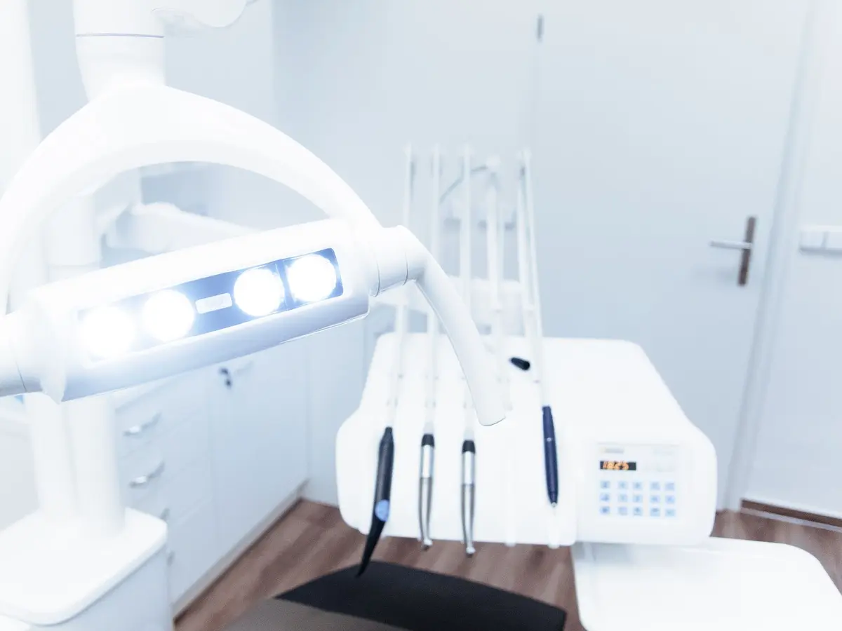Sala de atendimento da Clínica Modelo, com refletor e instrumental preparados